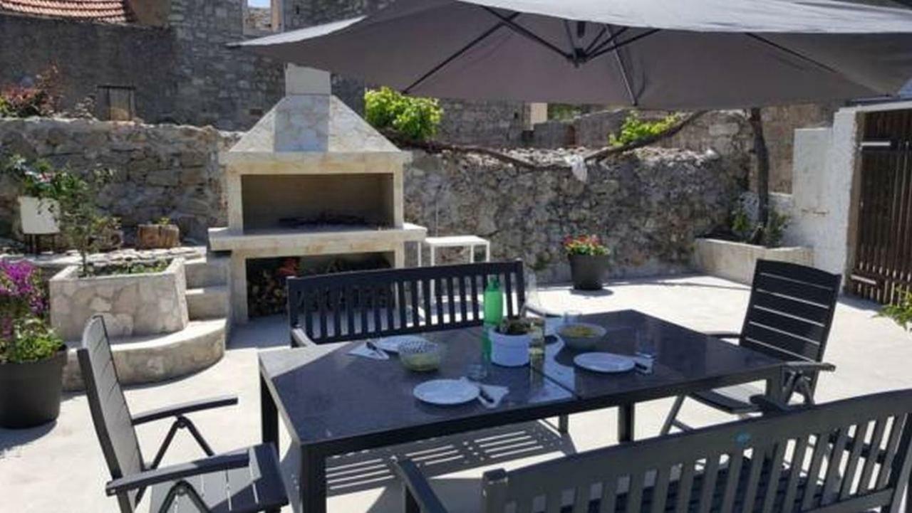 Villa Ines Komiza Exterior photo